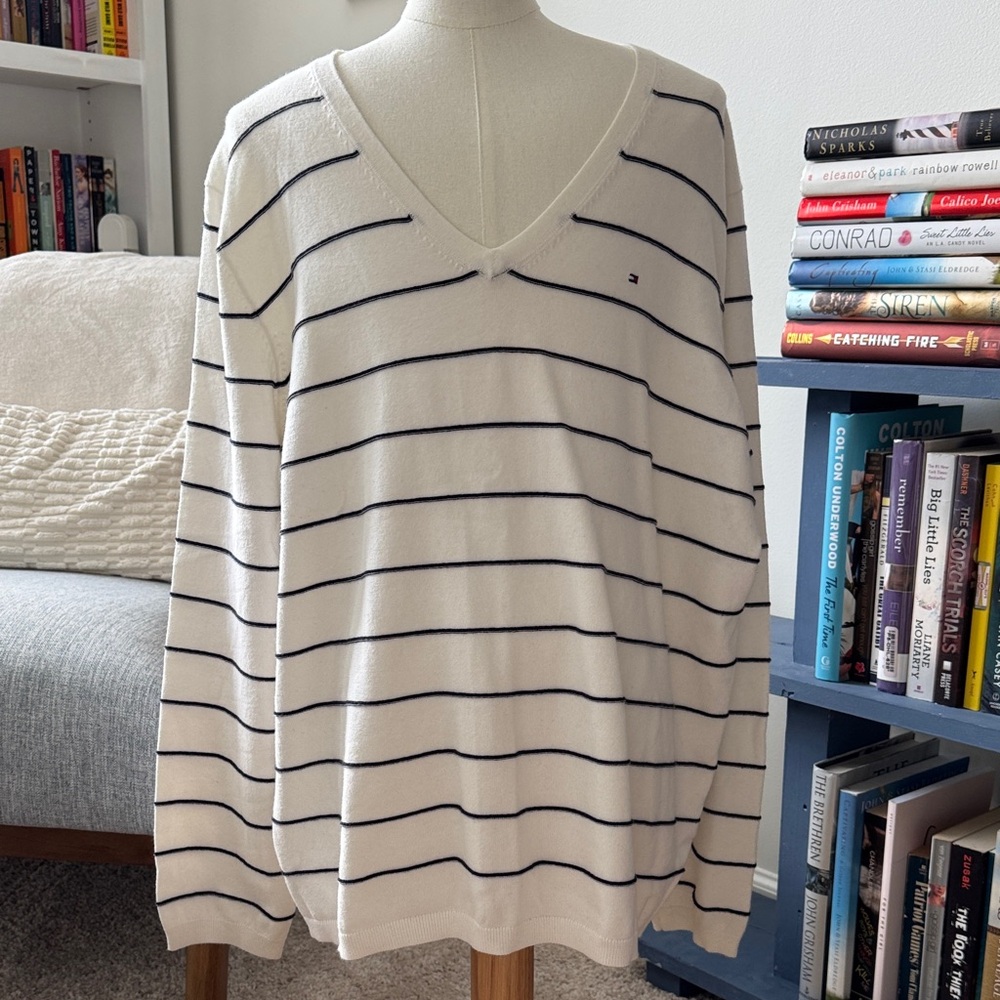 Tommy Hilfiger Women's Cream and Black V-Neck Sweater
